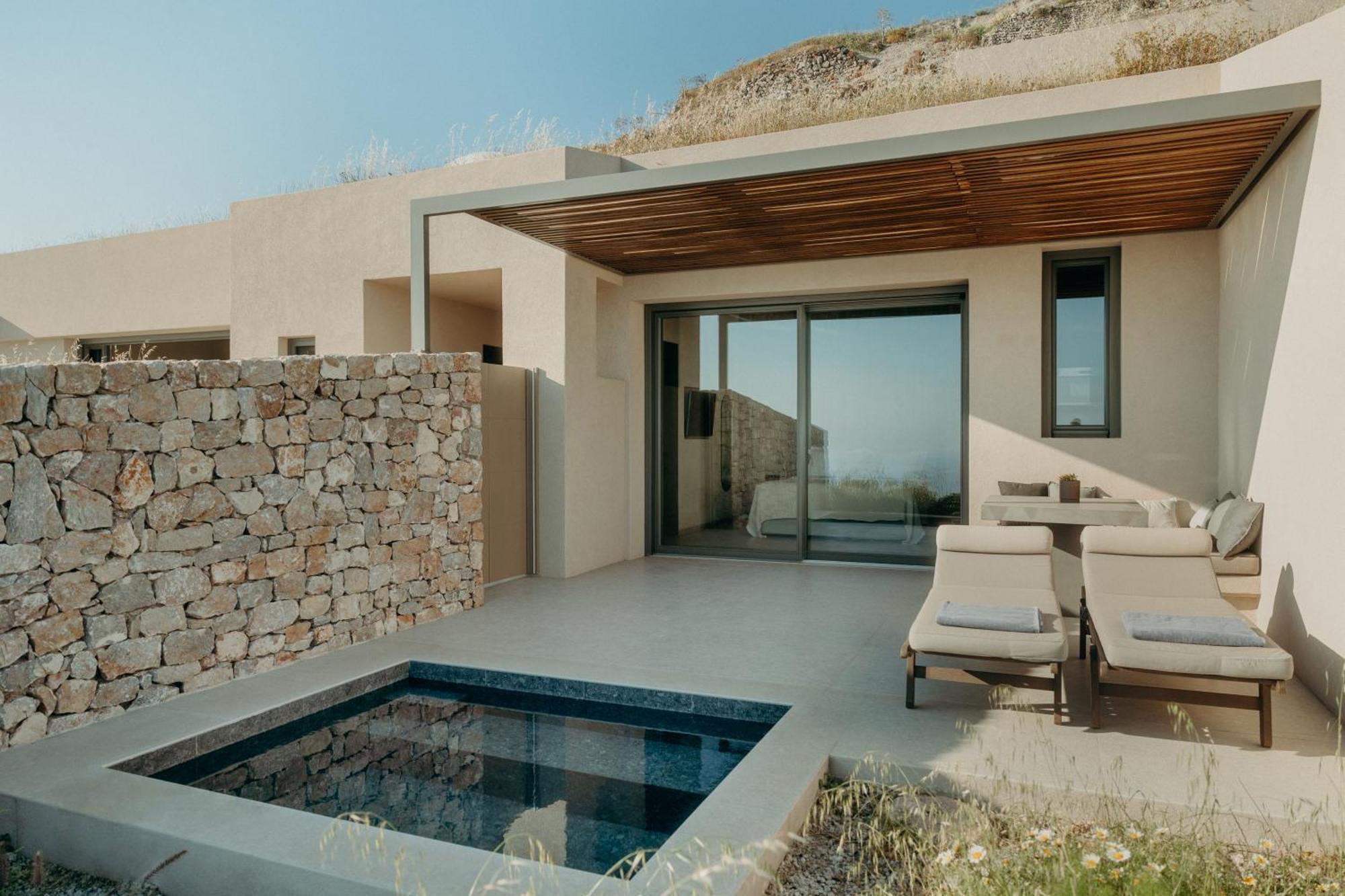 Santorini Sky, Luxury