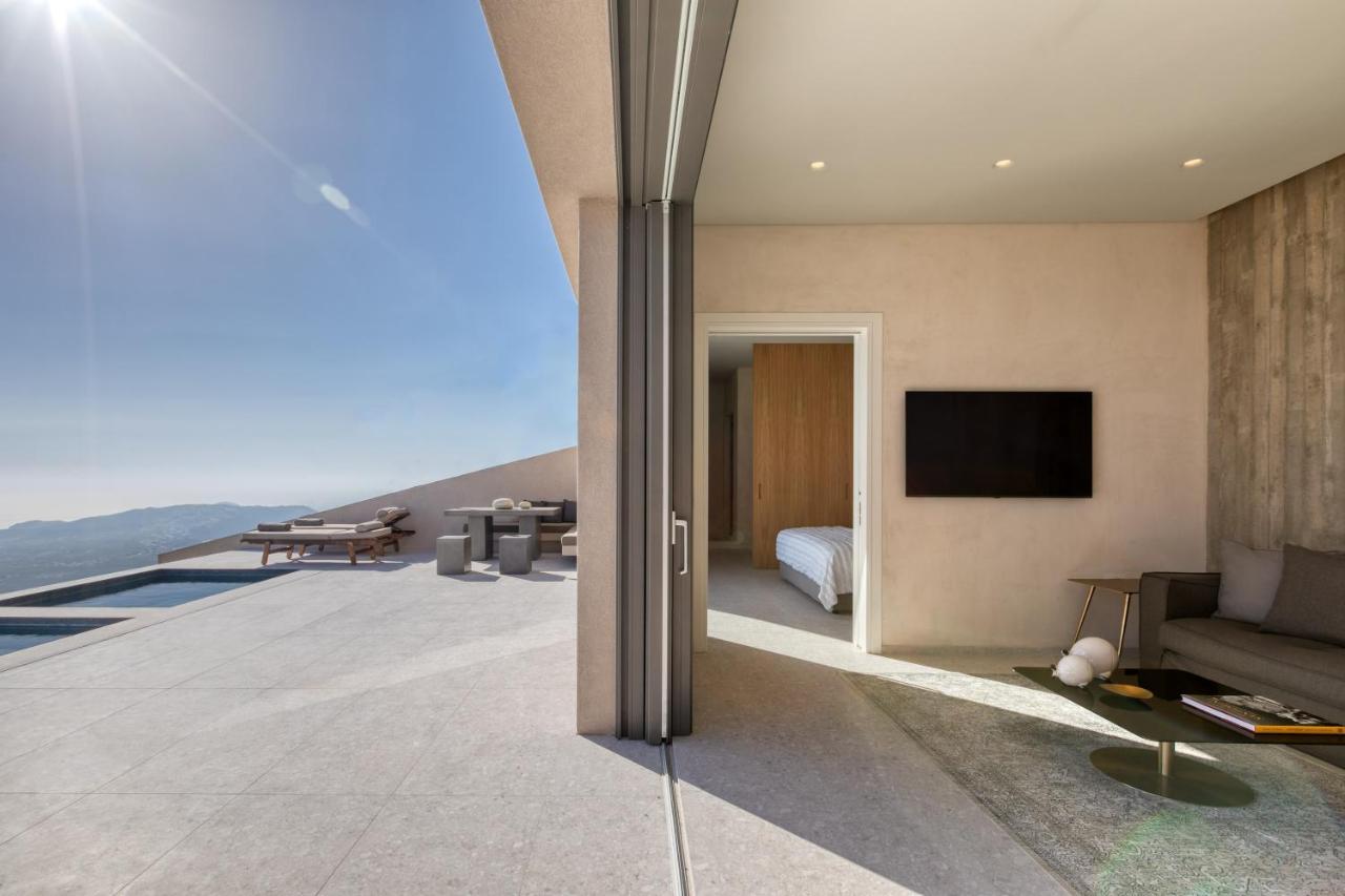 Santorini Sky, Luxury Pýrgos